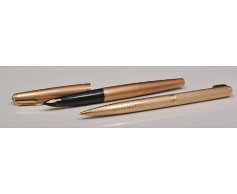9ct hallmark gold fountain pen, London 1968, fine barley engine turned pattern and similar propelling pencil, London 1965 (br