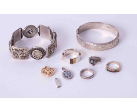 A bag of mixed jewellery items to include a silver engraved bangle, silver abalone shell pendant, silver stone set ring, smal