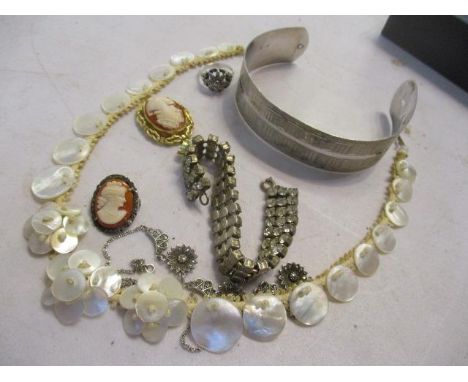 Miscellaneous costume jewellery to include a silver bangle, cameo brooch and other items 