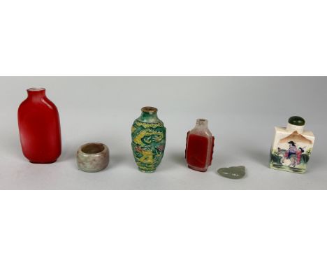 A COLLECTION OF CHINESE SNUFF BOTTLES AND JADE (6) 