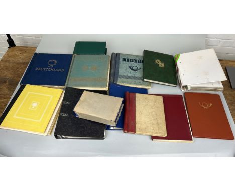 A COLLECTION OF DEUTSCHLAND STAMPS AND FIRST DAY COVERS HOUSED IN ALBUMS (QTY) 