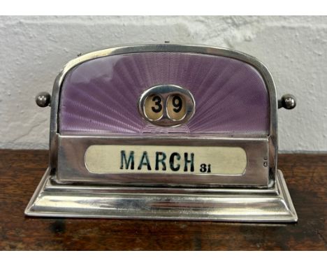 A 1930'S SILVER AND PURPLE GUILLOCHE ENAMEL DESK CALENDAR IN WORKING ORDER, 10cm x 7cm x 3cm 