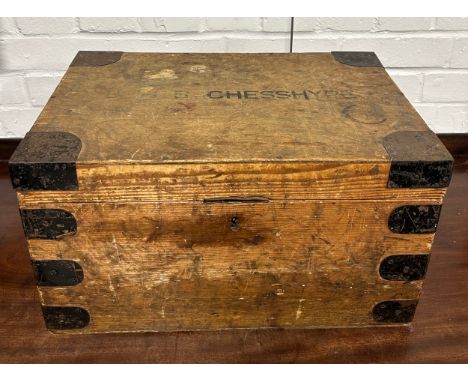 AN OAK AND IRON BOUND TRAVELLING TRUNK, 50cm x 33cm x 28cm 