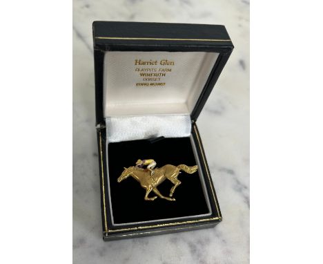 AN 18CT GOLD HORSE PIN RACING BROOCH WITH ENAMEL JOCKEY BY HARRIET GLEN,10.5gms 