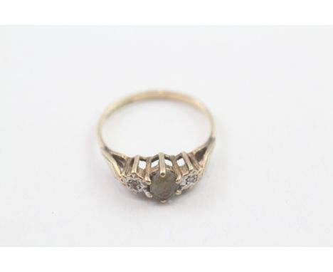 9ct gold blue topaz &amp; diamond three stone ring (1.6g) 