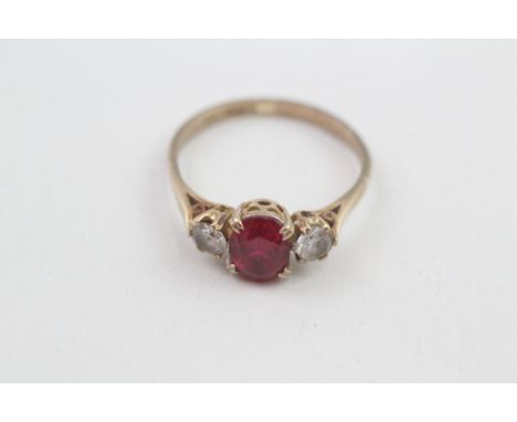 9ct gold red and white gemstone trillogy ring (3.1g) 