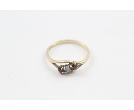 9ct gold vintage opal &amp; garnet three stone ring (1.2g) 