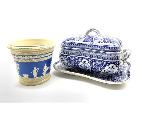 Victorian earthenware soup tureen with cover and stand decorated in blue and white, Registration Mark 1875, and a Copeland pl
