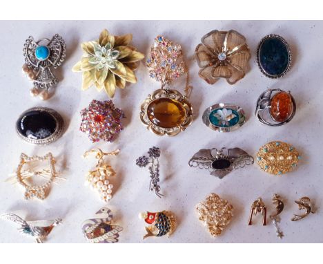 A quantity of vintage costume jewellery and gold items to include paste and silver brooches, a Past Times gold tone and faux 