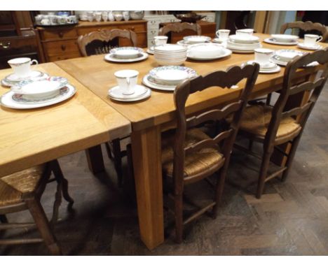 A 5' heavy oak extending dining table with 2 additional leaves opening out to seat 10 