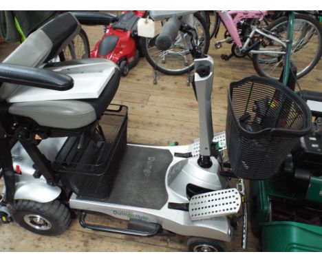 Hardly used excellent Quingo Flyte 5 wheel mobility scooter with docking station, remote control etc. (£3668 purchase price)