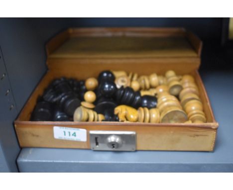 A fine part chess set in box wood and ebony some pieces being damaged and repaired.
31 pieces, see pics.
King approx 8.5cm