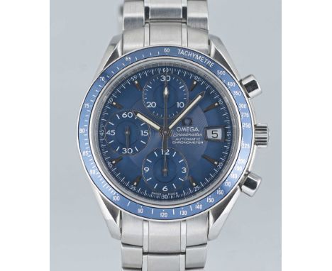 A GENTLEMAN'S STAINLESS STEEL OMEGA SPEEDMASTER AUTOMATIC CHRONOGRAPH BRACELET WATCHCIRCA 2000s, WITH BLUE DIALMovement: Auto