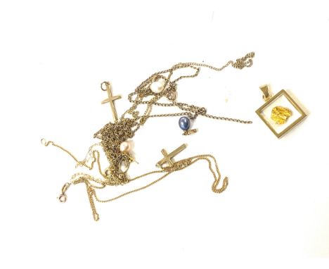 Selection of 9ct gold pendants and chains (1 chain is broken), total approximate weight 8.9g.  (1 pendant not gold, however n