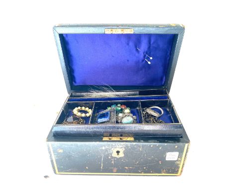 Selection of vintage and later costume jewellery in a jewellery box includes brooches, earrings etc 