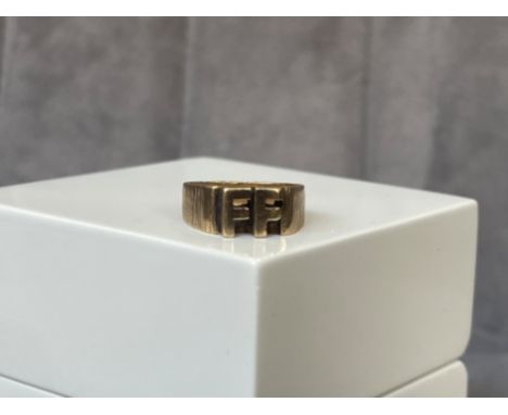 9ct Gold FF ring with bark design band weighing 5.27 Size F 1/2 
