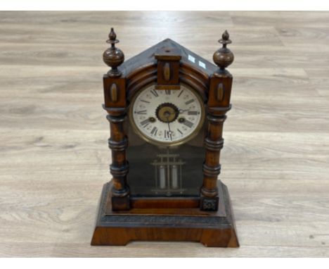 Wooden mantle clock with key and pendulum 