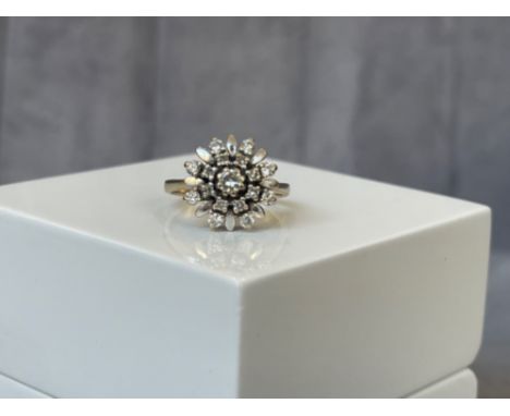 9ct gold green and white stone cluster ring weighing 1.29 grams size L 