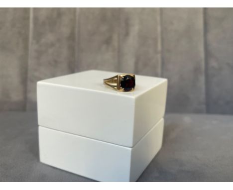 9ct Yellow Gold &amp; Garnet ring in square shaped mount weighing 1.78 grams Size I 