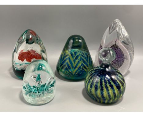 A lot of 5x large Paper weights mostly in a green style also has 1x Caithness paperweight 