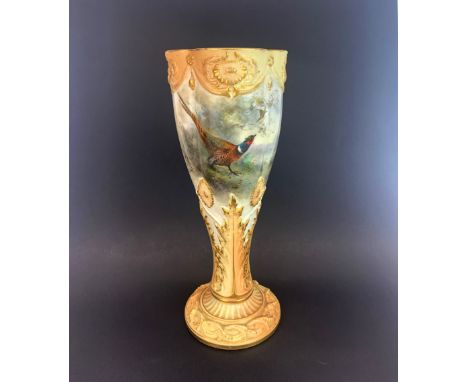 A fine hand painted Royal Worcester blush goblet vase c. 1904 by James Stinton (Condition: No visible damage or repair) H. 22