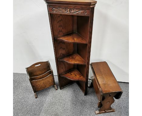 An oak veneered corner shelf together with an oak drop leaf side table and an oak magazine rack, shelving unit H. 127cm D. 26