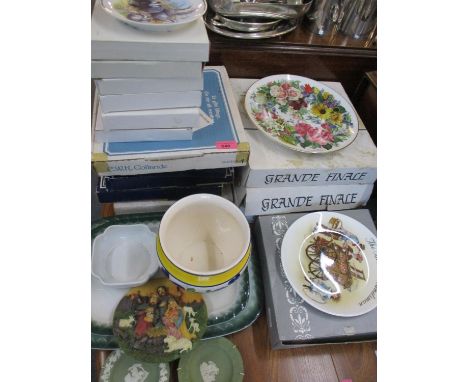 A quantity of collectors pictorial plates and other ceramics to include two Wedgewood green Jasperware trinket dishes 