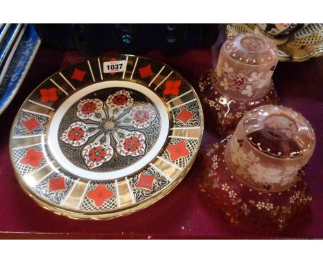 A small quantity of ceramic and glass items comprising Burtondale Imari pattern dinner plate, Coalport Snowy Owl wall plate, 