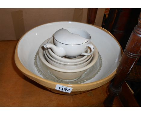 A small quantity of ceramic items including T.G. Green mixing bowl, etc.