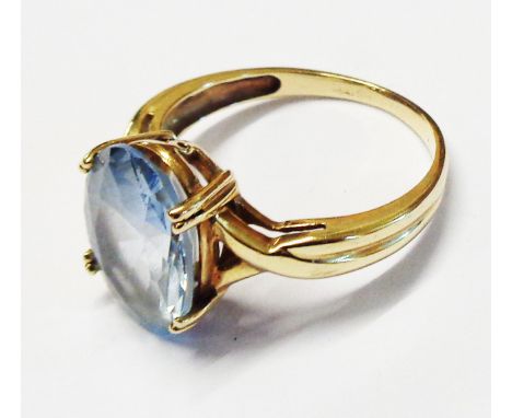 An unmarked yellow metal aquamarine ring - size R - boxed
