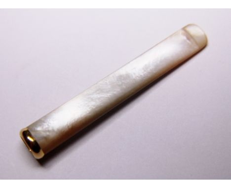 MOTHER OF PEARL AND GOLD. Mother of pearl and gold collared cigarette holder