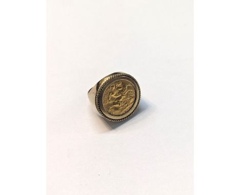 United Kingdom - Edward VII (1901-1910) Full Sovereign, dated 1910, London Mint, inset on 9ct gold ring, total weight 10.5g 