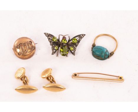 A pair of 18ct gold cufflinks, a paste set butterfly brooch marked 830, a 9ct gold bar brooch, a scarab ring and a hunt butto