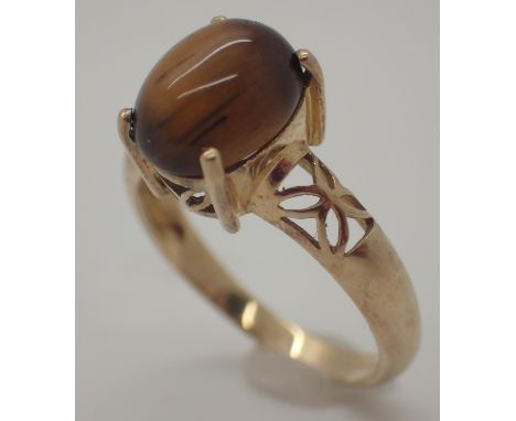 9ct gold ring with tigers eye cabochon Size O 2.7g