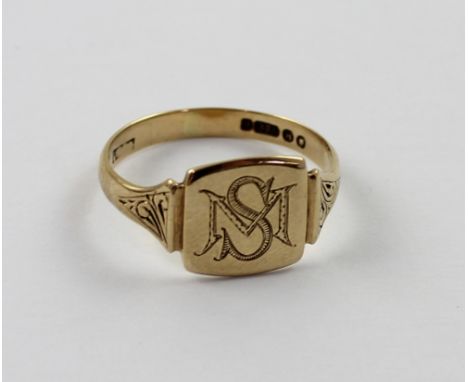 A gentlemen's 9ct gold signet ring engraved initials 'SM' to the top, size Q 1/2, approx 2.3g.