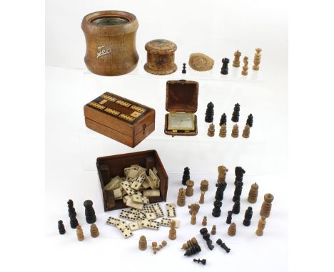 A quantity of treen and collectors' items to include a chess set, a cased set of bone dominoes, a cribbage board, a cased Ken