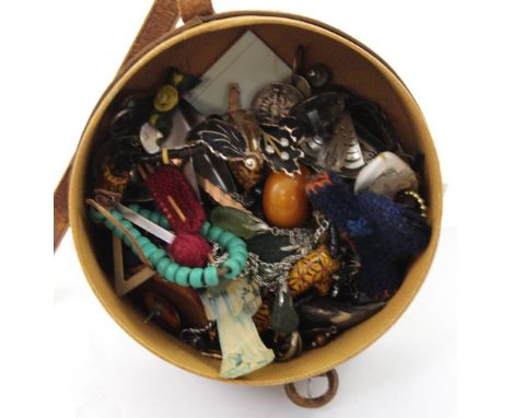 A vintage leather jewellery box containing a small quantity of costume jewellery to include vintage brooches, earrings, neckl