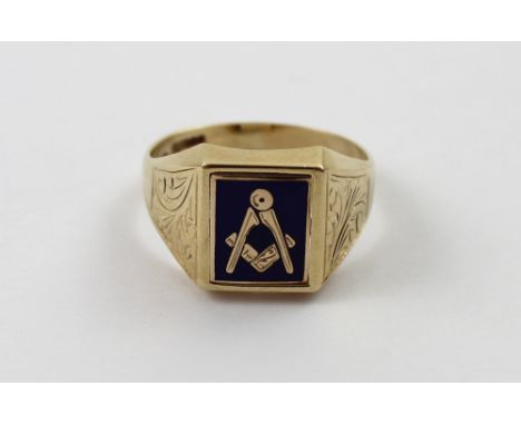 A gentlemen's 9ct gold Masonic ring with swivel blue enamel top, with Masonic symbol, swivels to a plain gold top, size R. CO