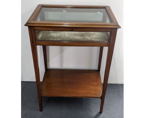 An Edwardian mahogany and boxwood inlaid display table having a hinged glazed top, shelf below and tapered legs, 75cm h x 54c