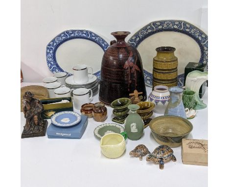 A mixed lot of pottery and ceramic items to include Doulton Lambeth stoneware, Jasperware, tortoise by Wade and other itemsLo