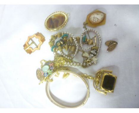 A quantity of various of costume jewellery including bangle, brooches, etc