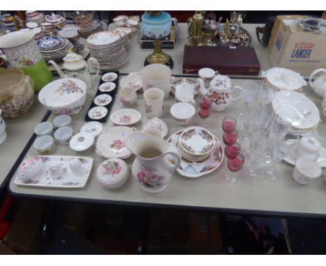 QUANTITY OF CHINA AND GLASS TO INCLUDE; CROWN DEVON 'DEMAY DIFFUSION' TOILET SET OF 11 PIECES, ROYAL DOULTON 'ARCADIA' BOWL, 