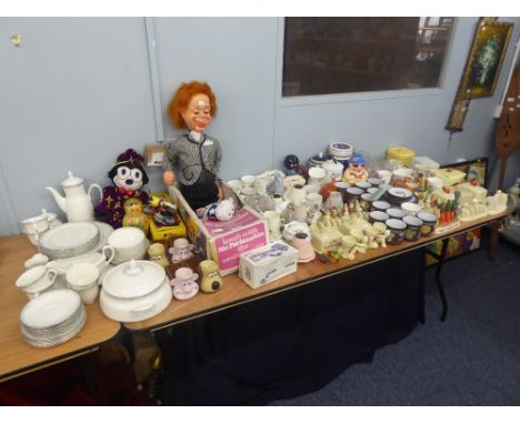 AN APPROXIMATELY 45 PIECE MODERN ROYAL DOULTON 'VOGUE COLLECTION' DINNER AND TEA SERVICE, TOGETHER WITH A QUANTITY OF MOSTLY 