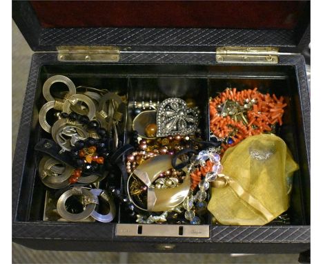 A jewel box containing vintage and earlier jewellery including Victorian brooches, propelling pencils, thimble, beads, neckla