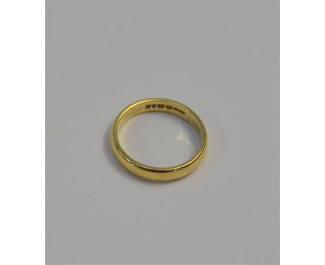 An 18ct yellow gold wedding band size R, approx 5.1g [P18033586]