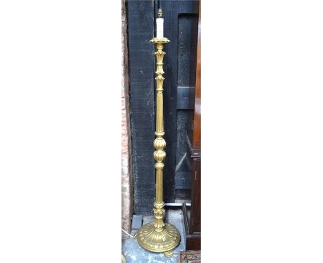 An Italianate giltwood standard lamp with circular base on three moulded feet, 170 cm h