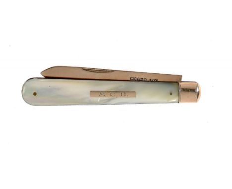 A GEORGE V 9CT GOLD FRUIT KNIFE  with mother of pearl scales, 15.5cm l open, by J Y Cowlishaw, Sheffield 1912 ++In fine condi