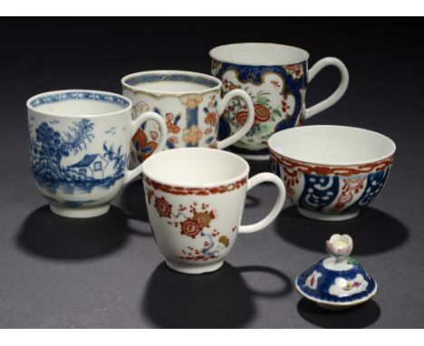 A WORCESTER SCALE BLUE GROUND KAKIEMON COFFEE CUP, A TEA CANISTER COVER, THREE COFFEE CUPS INCLUDING A BOW TWO QUAIL PATTERN 