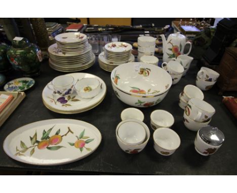 Quantity of Royal Worcester Evesham Pattern Tea/Dinner Wares