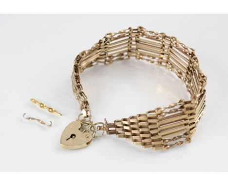 A 9ct gate link bracelet, 16.5cm long, suspending a 9ct gold heart-shaped padlock fastener, 19mm x 14mm, dated London 1978, w